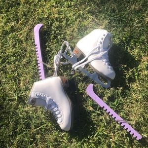 RIEDELL ICE SKATES WHITE
